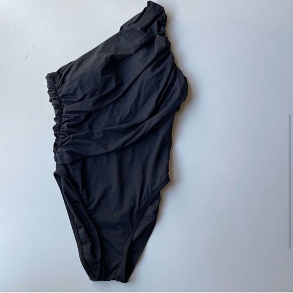 NEW La Blanca Island Goddess Shirred One Shoulder One-Piece Swimsuit In black - Picture 3 of 5